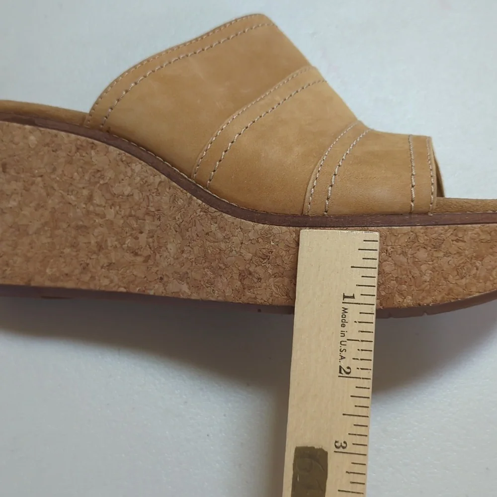 Clarks Aisley Lilly Camel Colored Wedge Sandals. Size 10